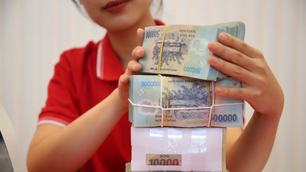 بنك الدولة الفيتنامي يعزز قبضته على أسعار الفائدة في السوق